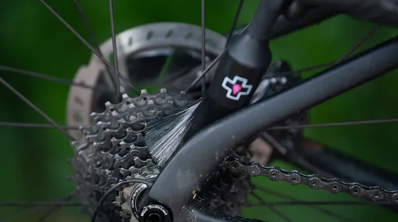 Muc-Off Drivetrain Detailing Brush Triangular All-Purpose-2
